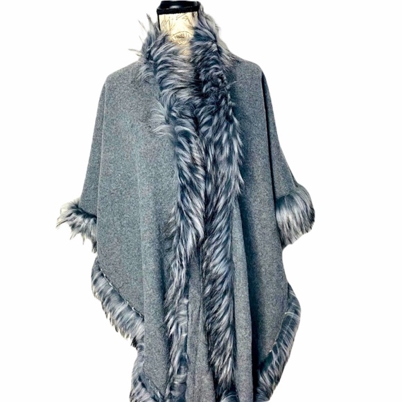 Love Token Faux-Fur Trimmed Poncho - Picture 3 of 3
